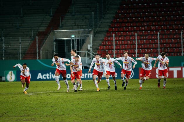 Bilder des Jahres 2021, Sport 02 Februar Sport Themen der Woche KW05 03.02.2021, Fussball, GER, DFB Pokal, 2020 2021, 3. Runde, SSV Jahn Regensburg - 1. FC Köln Jubel nach dem Elfmeterschießen bei Jahn Regensburg nach dem Einzug in die 4. Runde des DFB Pokals DFL REGULATIONS PROHIBIT ANY USE OF PHOTOGRAPHS AS IMAGE SEQUENCES AND OR QUASI-VIDEO. Regensburg Bayern Deutschland Jahnstadion Regensburg *** 03 02 2021, Football, GER, DFB Pokal, 2020 2021, 3 Round, SSV Jahn Regensburg 1 FC Köln Jubilation after the penalty shootout at Jahn Regensburg after entering the 4th round of the DFB Pokal DFL REGULATIONS PROHIBIT ANY USE OF PHOTOGRAPHS AS IMAGE SEQUENCES AND OR QUASI VIDEO Regensburg Bavaria Germany Jahnstadion Regensburg