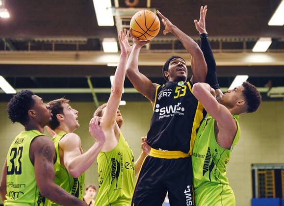 Basketball 2. Bundesliga 2020 2021 19. Spieltag in Rottenburg in der Volksbank Arena 03.02.2021 Tigers Tuebingen - Team Ehingen Urspring Isaiah Crawley (2.v.re, Tigers) gegen Ferenc Gille (re, Team Ehingen Urspring) sowie Kevin Strangmeyer (Mitte, Team Ehingen Urspring) und beobachtet von De Quan Abrom (li, Team Ehingen Urspring)