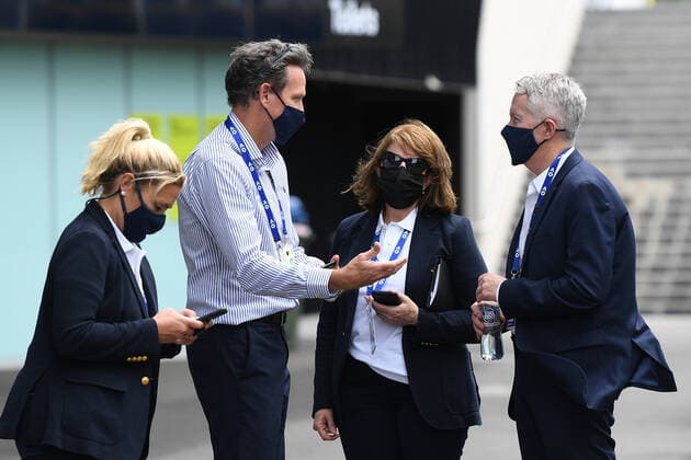 TENNIS VICTORIA CORONAVIRUS COVID19, Tennis Australian CEO Craig Tiley speaks with his staff following a press conference, PK, Pressekonferenz at Melbourne Park in Melbourne, Thursday, February 4, 2021. Australian Open preparations are on hold and all lead in events, The ATP, Tennis Herren Cup and Melbourne Summer Series have been postponed after a hotel worker s positive coronavirus case put health authorities on alert. ( NO ARCHIVING, EDITORIAL USE ONLY, NO USE IN BOOKS WITHOUT CONSENT MELBOURNE VIC AUSTRALIA  Copyright: xDAVExHUNTx 0111904501st
