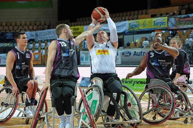 03.02.2021, xovx, Rollstuhlbasketball, 1. Bundesliga, RSV Lahn-Dill - Rhine River Rhinos Wiesbaden v.l. Chayse Wolf (Rhine River Rhinos Wiesbaden), Andre Hopp (Rhine River Rhinos Wiesbaden), Dominik Mosler (RSV Lahn-Dill), Tommie Lee Gray (Rhine River Rhinos Wiesbaden), Arinn Young (Rhine River Rhinos Wiesbaden) Wetzlar Rittal-Arena Hessen Deutschland (DE)