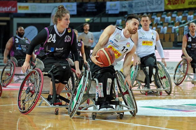 03.02.2021, xovx, Rollstuhlbasketball, 1. Bundesliga, RSV Lahn-Dill - Rhine River Rhinos Wiesbaden v.l. Arinn Young (Rhine River Rhinos Wiesbaden), Steve Serio (RSV Lahn-Dill) Wetzlar Rittal-Arena Hessen Deutschland (DE)