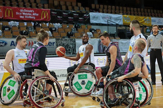 03.02.2021, xovx, Rollstuhlbasketball, 1. Bundesliga, RSV Lahn-Dill - Rhine River Rhinos Wiesbaden v.l. Simon Brown (RSV Lahn-Dill), Arinn Young (Rhine River Rhinos Wiesbaden), Brian Bell (RSV Lahn-Dill), Chayse Wolf (Rhine River Rhinos Wiesbaden), Michael Auprince (RSV Lahn-Dill), Jim Palmer (Rhine River Rhinos Wiesbaden) Wetzlar Rittal-Arena Hessen Deutschland (DE)