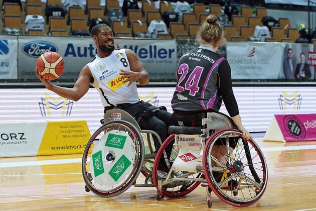 03.02.2021, xovx, Rollstuhlbasketball, 1. Bundesliga, RSV Lahn-Dill - Rhine River Rhinos Wiesbaden v.l. Brian Bell (RSV Lahn-Dill), Arinn Young (Rhine River Rhinos Wiesbaden) Wetzlar Rittal-Arena Hessen Deutschland (DE)
