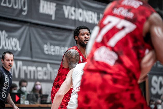 1 Jones Perry, s.Oliver Würzburg in Aktion während dem Spiel s.Oliver Würzburg - FC Bayern München