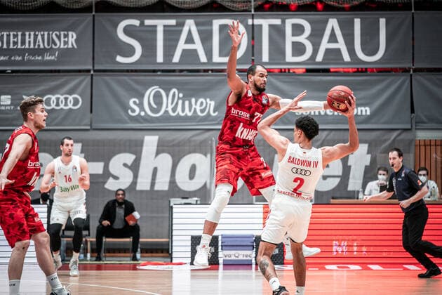 77 Alex King, s.Oliver Würzburg in Aktion während dem Spiel s.Oliver Würzburg - FC Bayern München