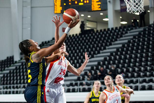 Sport Bilder des Tages Basketball, Damen EM-Qualifikation, Schweden - Montenegro 210204 Kalis Loyd of Sweden and Milica Jovanovic of Montenegro during the FIBA Women s EURO Qualifier, EM, Europameisterschaft basketball match between Montenegro and Sweden on February 4, 2021 in Podgorica. Photo: Nikola Krstic BILDBYRAN COP 307 XX0012 basket basketball fiba women s eurobasket qualifier montenegro - sweden bbeng sverige montenegro Copyright: NIKOLAxKRSTIC BB210204BB447
