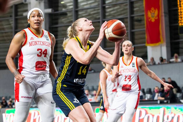 Basketball, Damen EM-Qualifikation, Schweden - Montenegro 210204 Markeisha Gatling and Milica Jovanovic of Montenegro against Louce Halvarsson of Sweden during the FIBA Women s EURO Qualifier, EM, Europameisterschaft basketball match between Montenegro and Sweden on February 4, 2021 in Podgorica. Photo: Nikola Krstic BILDBYRAN COP 307 XX0012 basket basketball fiba women s eurobasket qualifier montenegro - sweden bbeng sverige montenegro Copyright: NIKOLAxKRSTIC BB210204BB498