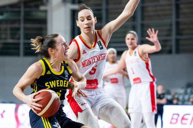 Basketball, Damen EM-Qualifikation, Schweden - Montenegro 210204 Frida Eldebrink of Sweden and Jovana Pasic of Montenegro during the FIBA Women s EURO Qualifier, EM, Europameisterschaft basketball match between Montenegro and Sweden on February 4, 2021 in Podgorica. Photo: Nikola Krstic BILDBYRAN COP 307 XX0012 basket basketball fiba women s eurobasket qualifier montenegro - sweden bbeng sverige montenegro Copyright: NIKOLAxKRSTIC BB210204BB555