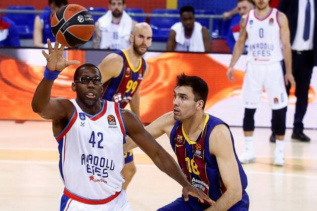 Sport Bilder des Tages Basketball, EuroLeague, FC Barcelona - Anadolu Efes Istanbul Barcelona s power forward Pierre Oriola (R) defends Anadolu Efes center Bryan Dunston (L) during the Euroleague game between Barça and Anadolu Efes at Palau Blaugrana pavilion in Barcelona, Catalonia, Spain, 04 February 2021. Barça - Anadolu Efes !ACHTUNG: NUR REDAKTIONELLE NUTZUNG!  Copyright: xQuiquexGarcíax GRAF2502 20210204-637480721688254535