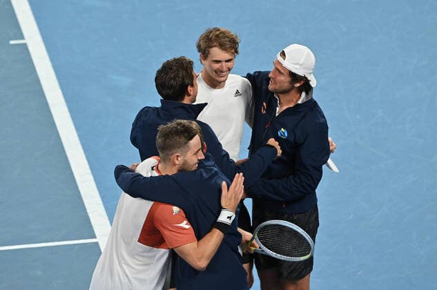 Bilder des Jahres 2021, Sport 02 Februar Sport Themen der Woche KW05 Sport Bilder des Tages Australian Open 2021 ATP, Tennis Herren Cup Melbourne German Team beats Serbia to qualify for the Semifinal against Russia Jan Lennard Struff, Alexander Zverev , Kevin Krawietz ,Andreas Mies and Team Captain Mischa Zverev *** Australian Open 2021 ATP Cup Melbourne German Team beats Serbia to qualify for the Semifinal against Russia Jan Lennard Struff, Alexander Zverev , Kevin Krawietz ,Andreas Mies and Team Captain Mischa Zverev