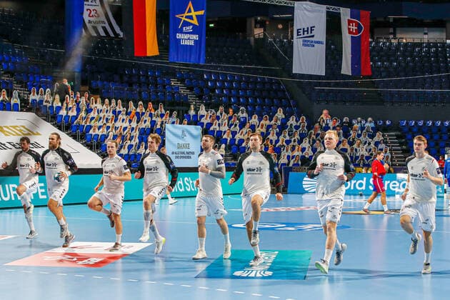 Im Bild Team THW Kiel beim Aufwärmen - EHF Handball Champions League, THW Kiel vs HC Motor Zaporozhye, 4.2.2021, Kiel (Wunderino Arena), Deutschland
