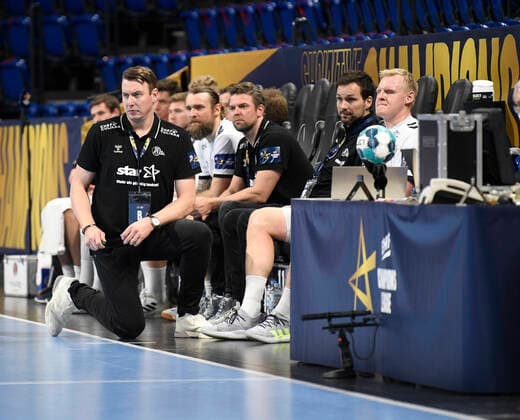 THW-Trainer Filip Jicha schaut genau, Handball, Männer, THW Kiel vs Motor Zaporozhye, Champions-League, Nachholspiel 4. Spieltag, Gruppenphase, 04.02.21 Kiel Wunderino-Arena Schleswig-Holstein Germany