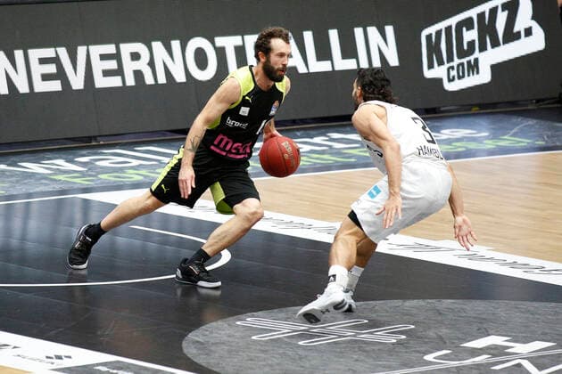 BBL easyCredit Basketball Bundesliga Saison 2020 2021 16. Spieltag am Freitag, 05. Februar 2021 in der edel-optics.de Arena in Hamburg: Hamburg Towers - Medi Bayreuth v.l. Bastian Doreth ( Bayreuth ), Max DiLeo ( Towers ) Hamburg Towers - Medi Bayreuth