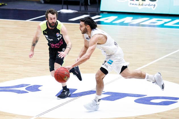 BBL easyCredit Basketball Bundesliga Saison 2020 2021 16. Spieltag am Freitag, 05. Februar 2021 in der edel-optics.de Arena in Hamburg: Hamburg Towers - Medi Bayreuth v.l. Bastian Doreth ( Bayreuth ), Max DiLeo ( Towers ) Hamburg Towers - Medi Bayreuth