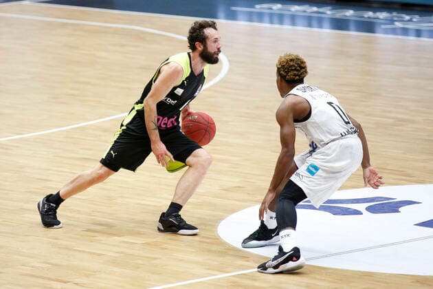BBL easyCredit Basketball Bundesliga Saison 2020 2021 16. Spieltag am Freitag, 05. Februar 2021 in der edel-optics.de Arena in Hamburg: Hamburg Towers - Medi Bayreuth v.l. Bastian Doreth ( Bayreuth ), TJ Shorts II ( Towers ) Hamburg Towers - Medi Bayreuth