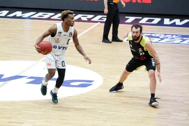 BBL easyCredit Basketball Bundesliga Saison 2020 2021 16. Spieltag am Freitag, 05. Februar 2021 in der edel-optics.de Arena in Hamburg: Hamburg Towers - Medi Bayreuth v.l. TJ Shorts II ( Towers ), Bastian Doreth ( Bayreuth ) Hamburg Towers - Medi Bayreuth