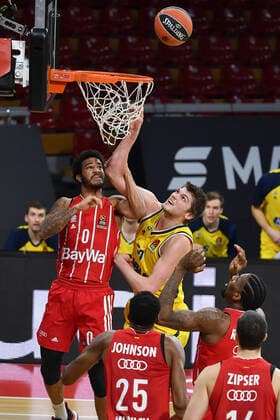 Ben LAMMERS (Berlin), Aktion,Zweikampf gegen Nick Weiler-Babb (FCB) unter dem Korb. Basketball EuroLeague FC Bayern Muenchen-Alba Berlin, am 05.02.2021, A U D I D O M E.