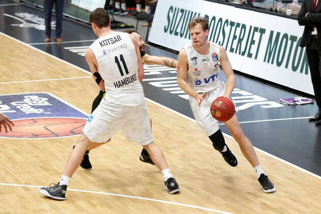 BBL easyCredit Basketball Bundesliga Saison 2020 2021 16. Spieltag am Freitag, 05. Februar 2021 in der edel-optics.de Arena in Hamburg: Hamburg Towers - Medi Bayreuth v.l. Maik Kotsar ( Towers ), Bastian Doreth ( Bayreuth ), Jordan Swing ( Towers ) Hamburg Towers - Medi Bayreuth