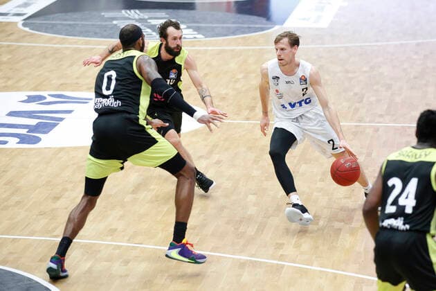 BBL easyCredit Basketball Bundesliga Saison 2020 2021 16. Spieltag am Freitag, 05. Februar 2021 in der edel-optics.de Arena in Hamburg: Hamburg Towers - Medi Bayreuth v.l. Dererk Pardon ( Bayreuth ), Bastian Doreth ( Bayreuth ), Jordan Swing ( Towers ) Hamburg Towers - Medi Bayreuth