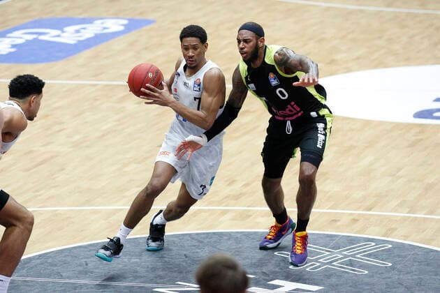 BBL easyCredit Basketball Bundesliga Saison 2020 2021 16. Spieltag am Freitag, 05. Februar 2021 in der edel-optics.de Arena in Hamburg: Hamburg Towers - Medi Bayreuth v.l. Kameron Taylor ( Towers ), Dererk Pardon ( Bayreuth ) Hamburg Towers - Medi Bayreuth