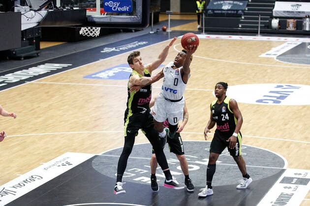 BBL easyCredit Basketball Bundesliga Saison 2020 2021 16. Spieltag am Freitag, 05. Februar 2021 in der edel-optics.de Arena in Hamburg: Hamburg Towers - Medi Bayreuth v.l. Andreas Seiferth ( Bayreuth ), TJ Shorts II ( Towers ) Hamburg Towers - Medi Bayreuth