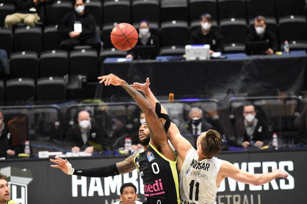 Basketball I Herren I Saison 2020 2021 I easyCredit Bundesliga I 16. Spieltag I Hamburg Towers - medi bayreuth I 05.02.2021 Derek Pardon ( 0, medi bayreuth) und Maik Kotsar ( 11, Hamburg Towers) beim Tipp-Off an der Mittellinie Hamburg edel-optics.de Arena, Kurt-Emmer Hamburg Deutschland Copyright: xLobeca RobertoxSeidelx