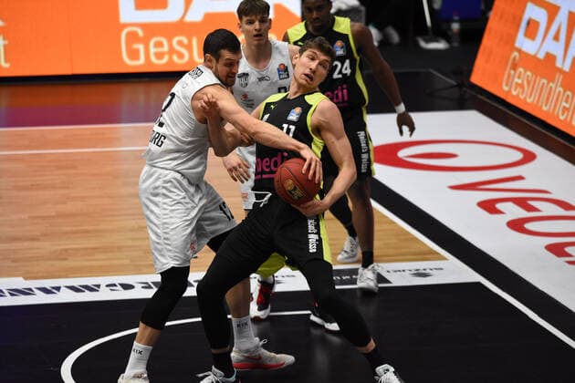 Basketball I Herren I Saison 2020 2021 I easyCredit Bundesliga I 16. Spieltag I Hamburg Towers - medi bayreuth I 05.02.2021 Foul von Johannes Richter ( 12, Hamburg Towers) an Andreas Seiferth ( 11, medi bayreuth) Hamburg edel-optics.de Arena, Kurt-Emmer Hamburg Deutschland Copyright: xLobeca RobertoxSeidelx