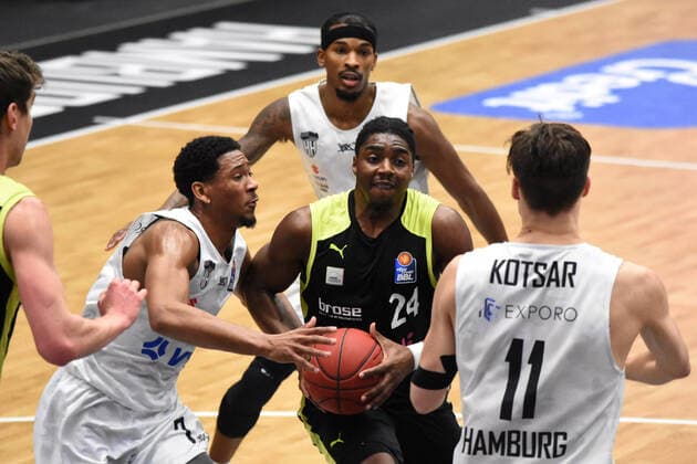 Basketball I Herren I Saison 2020 2021 I easyCredit Bundesliga I 16. Spieltag I Hamburg Towers - medi bayreuth I 05.02.2021 Kameron Taylor ( 7, Hamburg Towers), Frank Bartley ( 24, medi bayreuth) und Maik Kotsar ( 11, Hamburg Towers) in der Zone Hamburg edel-optics.de Arena, Kurt-Emmer Hamburg Deutschland Copyright: xLobeca RobertoxSeidelx