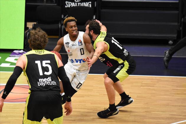 Basketball I Herren I Saison 2020 2021 I easyCredit Bundesliga I 16. Spieltag I Hamburg Towers - medi bayreuth I 05.02.2021 Foul an TJ Shorts ( 0, Hamburg Towers) durch Bastian Doreth ( 10, medi bayreuth) Hamburg edel-optics.de Arena, Kurt-Emmer Hamburg Deutschland Copyright: xLobeca RobertoxSeidelx