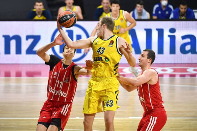Luke SIKMA (Berlin), Aktion,Zweikampf gegen VLADIMIR LUCIC (FCB,li) und Paul ZIPSER (FCB). Basketball EuroLeague FC Bayern Muenchen-Alba Berlin, am 05.02.2021, A U D I D O M E.