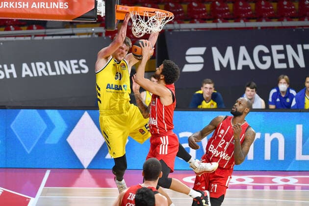 v.li:Ben LAMMERS (Berlin), Dennis SEELY (FCB), James GIST (FCB), Aktion,Zweikampf unter dem Korb. Basketball EuroLeague FC Bayern Muenchen-Alba Berlin, am 05.02.2021, A U D I D O M E.