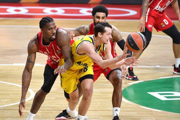 v.li:Jalen Reynolds (FCB), Marcus ERIKSSON (Berlin), Dennis SEELY (FCB), Aktion,Zweikampf. Basketball EuroLeague FC Bayern Muenchen-Alba Berlin, am 05.02.2021, A U D I D O M E.