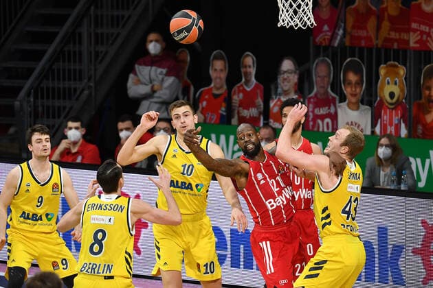 v.re:Luke SIKMA (Berlin), James GIST (FCB), Tim SCNEIDER (Berlin), Aktion,Zweikampf. Basketball EuroLeague FC Bayern Muenchen-Alba Berlin, am 05.02.2021, A U D I D O M E.