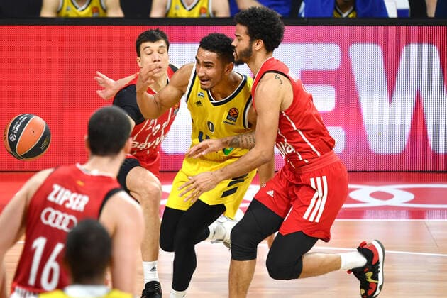 Maodo LO (Berlin), Aktion,Zweikampf gegen Dennis SEELY (FCB), li:VLADIMIR LUCIC (FCB). Basketball EuroLeague FC Bayern Muenchen-Alba Berlin, am 05.02.2021, A U D I D O M E.