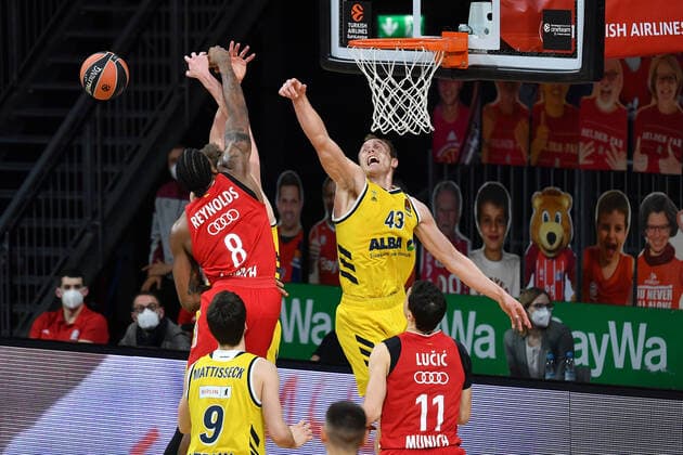 v.re.Luke SIKMA (Berlin), Jalen Reynolds (FCB), Aktion,Zweikampf. Basketball EuroLeague FC Bayern Muenchen-Alba Berlin, am 05.02.2021, A U D I D O M E.