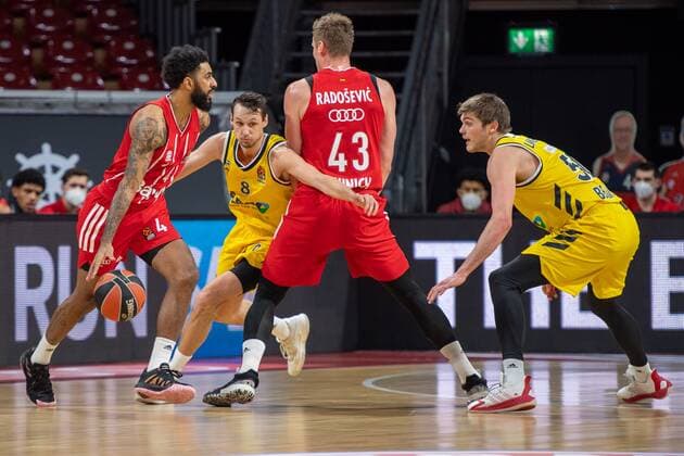 D. Seeley 4 (FC Bayern), Marcus Eriksson 8 (Alba Berlin), Leon Radosevic 43 (FC Bayern), FC Bayern Basketball vs. Alba Berlin, EuroLeague, 05.02.2021 Muenchen Bayern Deutschland