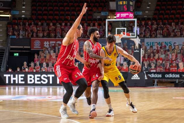 Paul Zipser 16 (FC Bayern), D. Seeley 4 (FC Bayern), Jonas Mattisseck 9 (Alba Berlin), FC Bayern Basketball vs. Alba Berlin, EuroLeague, 05.02.2021 Muenchen Bayern Deutschland