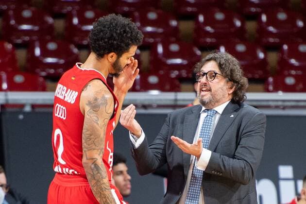 Nick Weiler-Babb 0 (FC Bayern) im Gespraech mit Head Coach Andrea Trinchieri (FC Bayern), FC Bayern Basketball vs. Alba Berlin, EuroLeague, 05.02.2021 Muenchen Bayern Deutschland