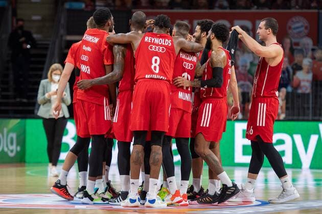 Team FC Bayern feiert den Sieg, FC Bayern Basketball vs. Alba Berlin, EuroLeague, 05.02.2021 Muenchen Bayern Deutschland