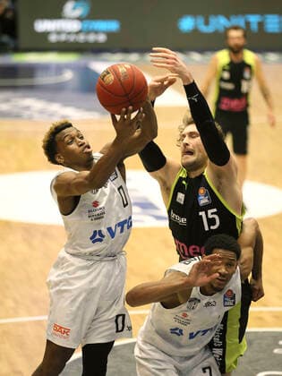 TJ Shorts ( Towers ) gegen Matthew TIBY Bayreuth , rechts Basketball Herren BBL am Fr 05.02.2021 Hamburg Towers - Medi Bayreuth