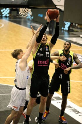 Matthew TIBY Bayreuth wirft gegen Justus Hollatz ( Towers , links ) Basketball Herren BBL am Fr 05.02.2021 Hamburg Towers - Medi Bayreuth