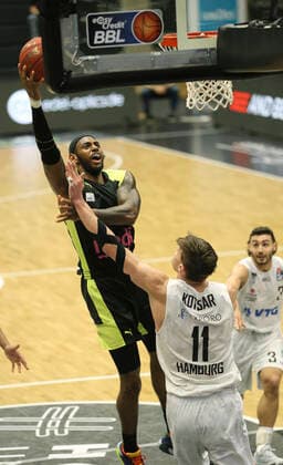 Derek Pardon Bayreuth wirft gegen Maik KOTSAR ( Towers ) Basketball Herren BBL am Fr 05.02.2021 Hamburg Towers - Medi Bayreuth