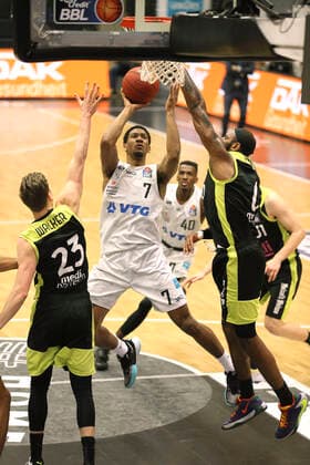 Kameron TAYLOR ( Towers ) wirft gegen David Walker und rechts ... Derek Pardon Bayreuth Basketball Herren BBL am Fr 05.02.2021 Hamburg Towers - Medi Bayreuth