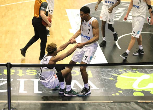 Verlierer TJ Shorts ( Towers ) und rechts ... Kameron TAYLOR Basketball Herren BBL am Fr 05.02.2021 Hamburg Towers - Medi Bayreuth