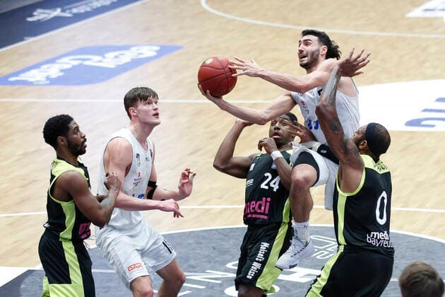 Sport Bilder des Tages BBL easyCredit Basketball Bundesliga Saison 2020 2021 16. Spieltag am Freitag, 05. Februar 2021 in der edel-optics.de Arena in Hamburg: Hamburg Towers - Medi Bayreuth v.l. Lazeric Jones ( Bayreuth ), Maik Kotsar ( Towers ), Frank Bartley ( Bayreuth ), Max DiLeo ( Towers ), Dererk Pardon ( Bayreuth ) Hamburg Towers - Medi Bayreuth