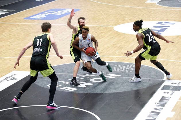 BBL easyCredit Basketball Bundesliga Saison 2020 2021 16. Spieltag am Freitag, 05. Februar 2021 in der edel-optics.de Arena in Hamburg: Hamburg Towers - Medi Bayreuth v.l. Andreas Seiferth ( Bayreuth ), Bastian Doreth ( Bayreuth ), TJ Shorts II ( Towers ), Frank Bartley ( Bayreuth ) Hamburg Towers - Medi Bayreuth