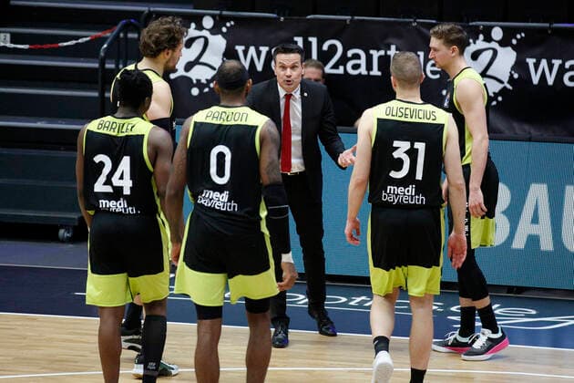BBL easyCredit Basketball Bundesliga Saison 2020 2021 16. Spieltag am Freitag, 05. Februar 2021 in der edel-optics.de Arena in Hamburg: Hamburg Towers - Medi Bayreuth Headcoach Raoul Korner ( Bayreuth ) gibt taktische Anweisungen Hamburg Towers - Medi Bayreuth