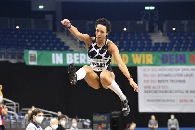 Bilder des Jahres 2021, Sport 02 Februar Sport Themen der Woche KW05 Sport Bilder des Tages 05.02.2021, Leichtathletik, ISTAF indoor Berlin 2021, Indoormeeting Berlin, Mercedes-Benz- Arena Berlin Weitsprung Frauen, Malaika Mihambo, Deutschland, *** 05 02 2021, athletics, ISTAF indoor Berlin 2021, indoormeeting Berlin, Mercedes Benz Arena Berlin long jump women, Malaika Mihambo, Germany,