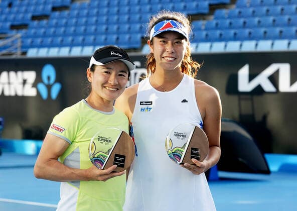 TENNIS YARRA VALLEY CLASSIC, Shuko Aoyama (left) and Ena Shibahara of Japan pose for photographs after winning the Yarra Valley Classic - WTA, Tennis Damen 500 doubles final against Ana Kalinskayaand and Viktoris Kuzmova of Russia at Melbourne Park in Melbourne, Saturday, February 6, 2021. ( NO ARCHIVING, EDITORIAL USE ONLY, NO USE IN BOOKS WITHOUT CONSENT MELBOURNE VIC AUSTRALIA  Copyright: xDAVExHUNTx 20210206001518665023