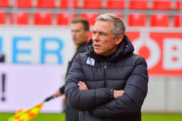 Chef-Trainer Olaf Janssen (Viktoria Koeln) am Spielfeldrand beim Spiel FC Ingolstadt 04 gegen FC Viktoria Koeln am 06.02.2021, DFB regulations prohibit any use of photographs as image sequences and or quasi-video. GER, Fussball, 3. Liga, Spieltag 23, FC Ingolstadt 04 gegen FC Viktoria Koeln, 06.02.2021, Audi Sportpark Ingolstadt Copyright: xEibner-Pressefotox xOliverxSTRISCHx